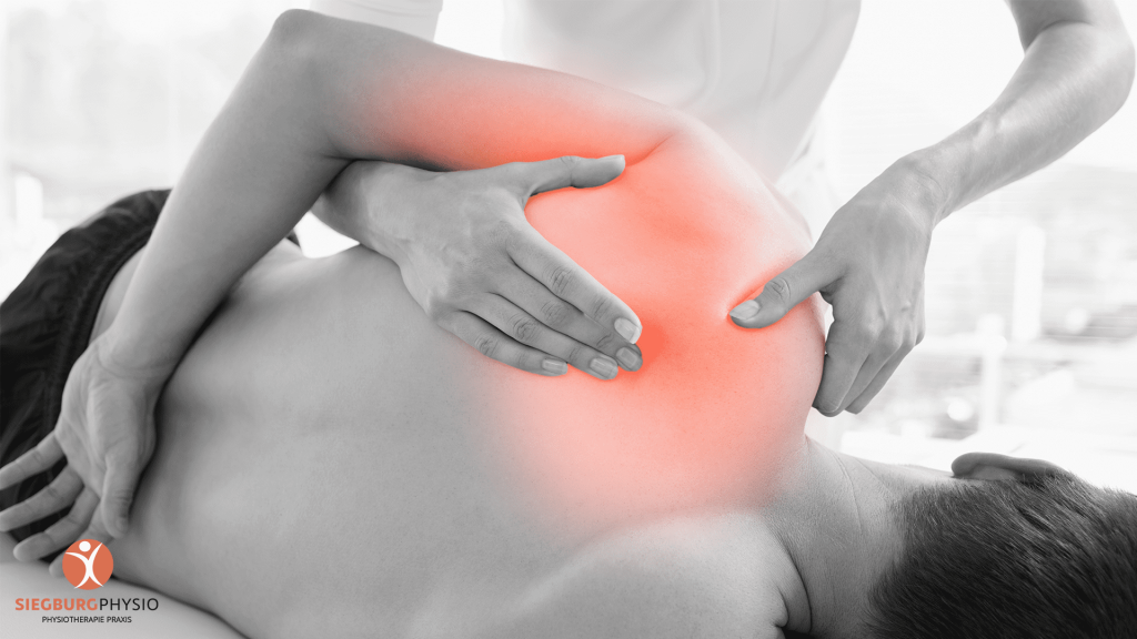 Behandlung eines eingeklemmten Nervs im oberen Rücken durch Physiotherapeut