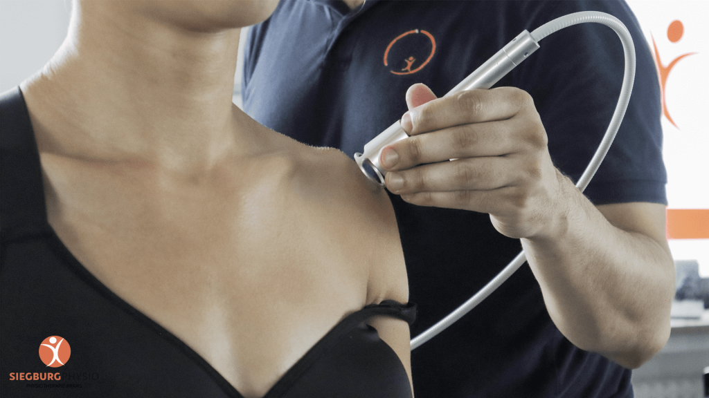 Lasertherapie im Schulterbereich bei einer Patientin in der physiotherapeutischen Behandlung