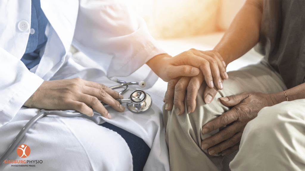 Medizinisches Gespräch zwischen älterer Person und Fachkraft mit Stethoskop zur Parkinson-Therapie
