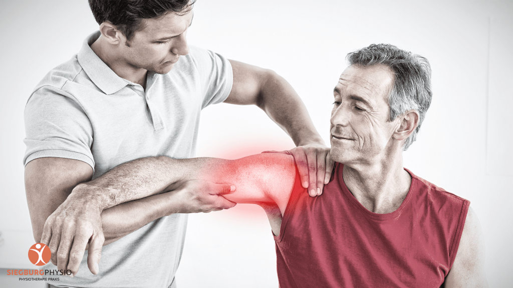 Behandlung eines schmerzhaften Ellbogens bei rheumatoider Arthritis durch einen Physiotherapeuten