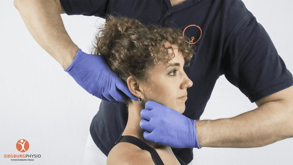 Physiotherapeut untersucht den Nacken einer Frau bei Spannungskopfschmerzen
