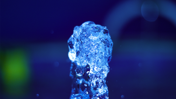 Symbolbild für Hydro-Jet-Massage mit beleuchteter Wasserfontäne